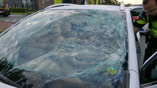 Fietser gewond bij aanrijding met auto in Enschede. Fietser gewond bij aanrijding met auto in Enschede.