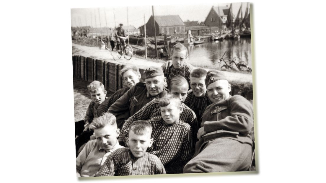 Spakenburgse jongens doden de tijd met vriendelijk kijkende Duitse militairen.