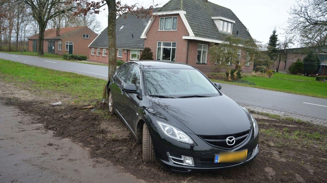 Auto botst tegen boom in Hellendoorn