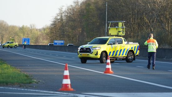 Stuk van A28 richting Groningen dicht na ongeluk, verkeer moet via parkeerplaats rijden. Stuk van A28 richting Groningen dicht na ongeluk, verkeer moet via parkeerplaats rijden.