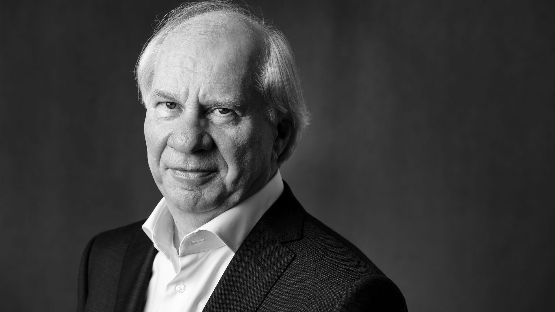 Jan Brokken op de foto.