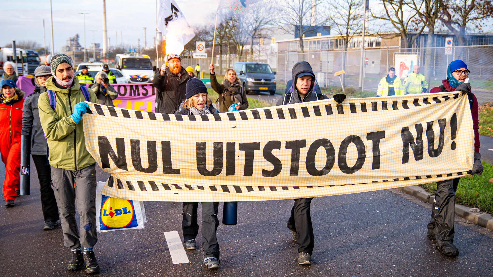 Extinction Rebellion blokkeert de kruising Vondelingenweg