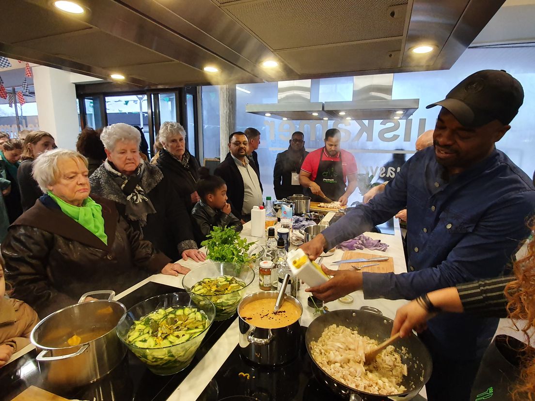 TV kok Ramon Beuk kookt voor bewoners Pendrecht op inductieplaat