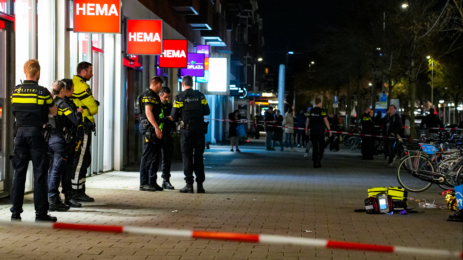 De politie heeft sporen veiliggesteld en een groot deel van de stoep en straat afgezet.
