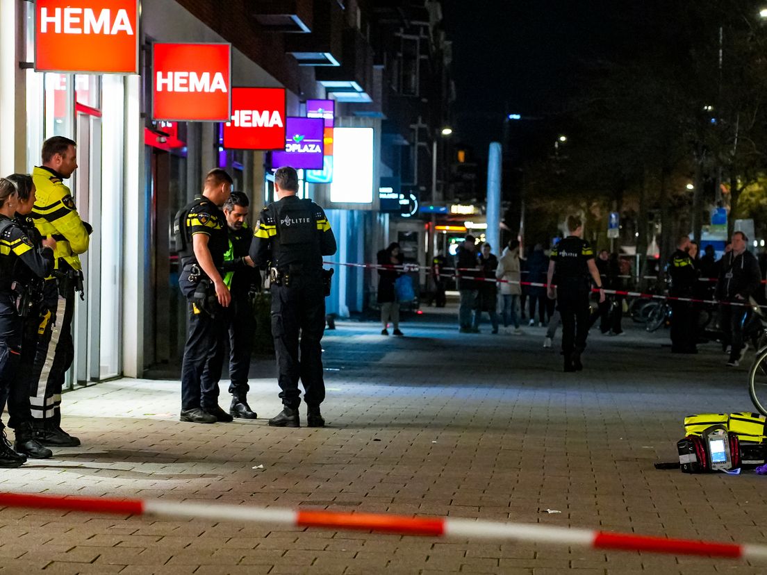 De politie heeft sporen veiliggesteld en een groot deel van de stoep en straat afgezet.