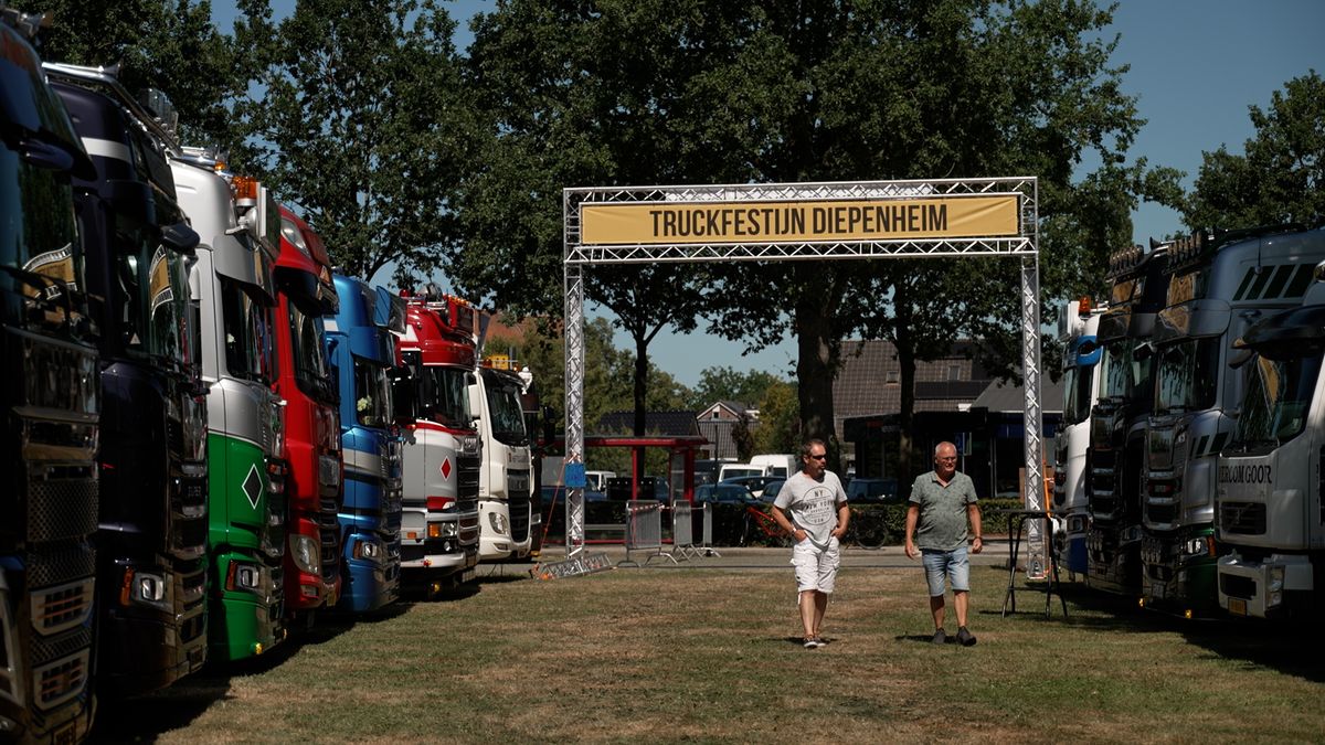120 blinkende trucks in Diepenheim: 'Die zwarte is echt dik'