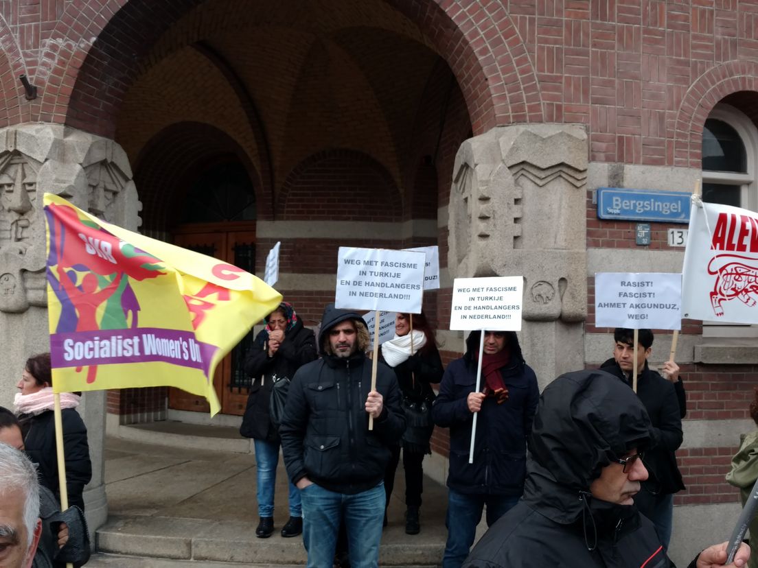 Bijna honderd actievoerders protesteren tegen de rector van de Islamitische Universiteit Rotterdam