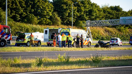 Motorrijder naar ziekenhuis na botsing; snelweg tijdelijk dicht geweest. Motorrijder naar ziekenhuis na botsing; snelweg tijdelijk dicht geweest.