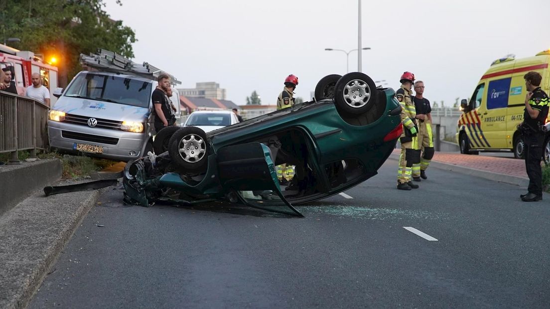 Auto op de kop in Deventer