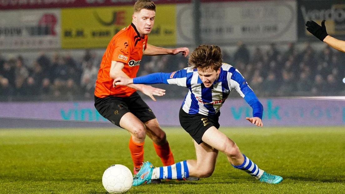 Lars Weistra van VV Katwijk in duel met Borg Knijnenburg van Quick Boys