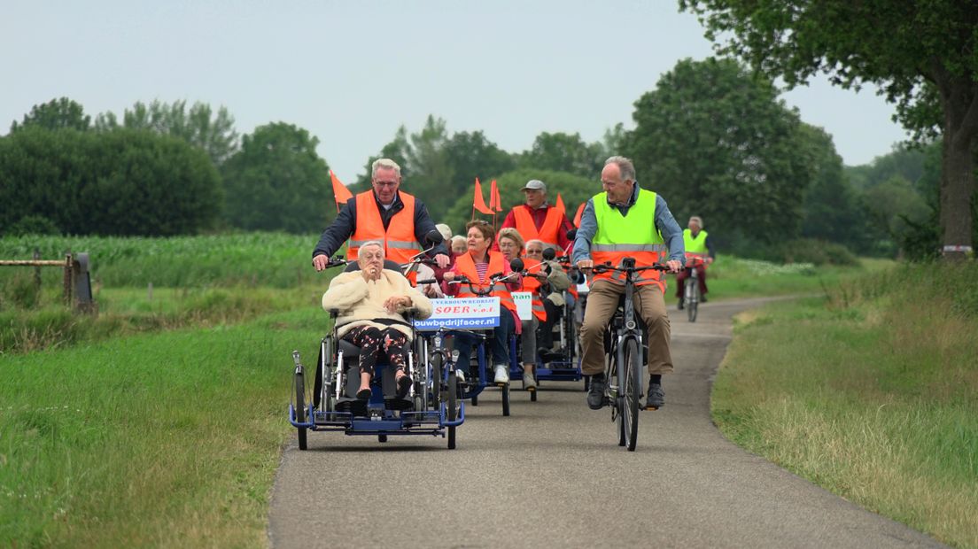 Ze fietsen elke week een rondje met ouderen en gehandicapten (Rechten: Andries Ophof)