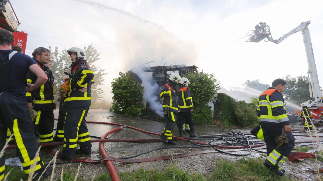 Bij een woning aan de Kampsedijk in Enspijk heeft zondagmorgen een grote brand gewoed.