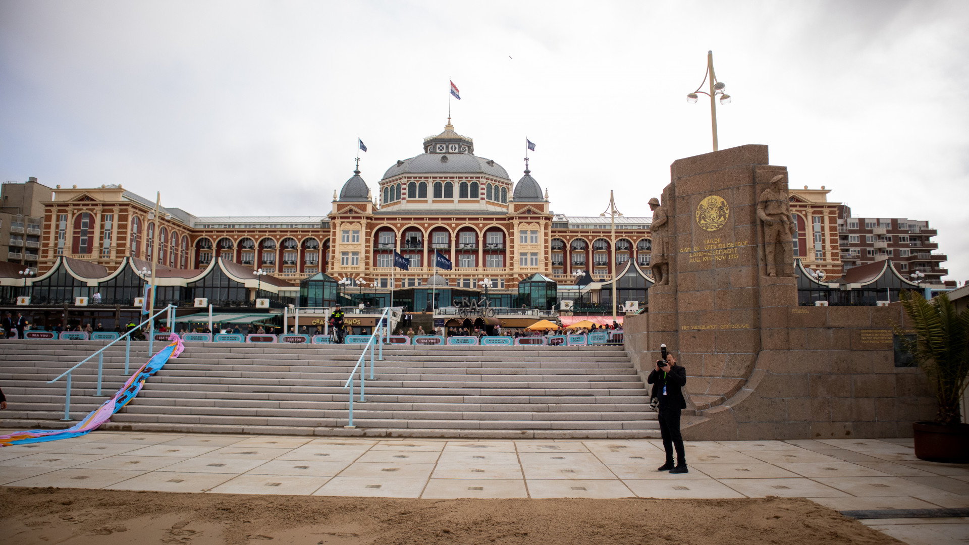 De trap van het Kurhaus naar het strand met rechts het monument Leger en Vloot