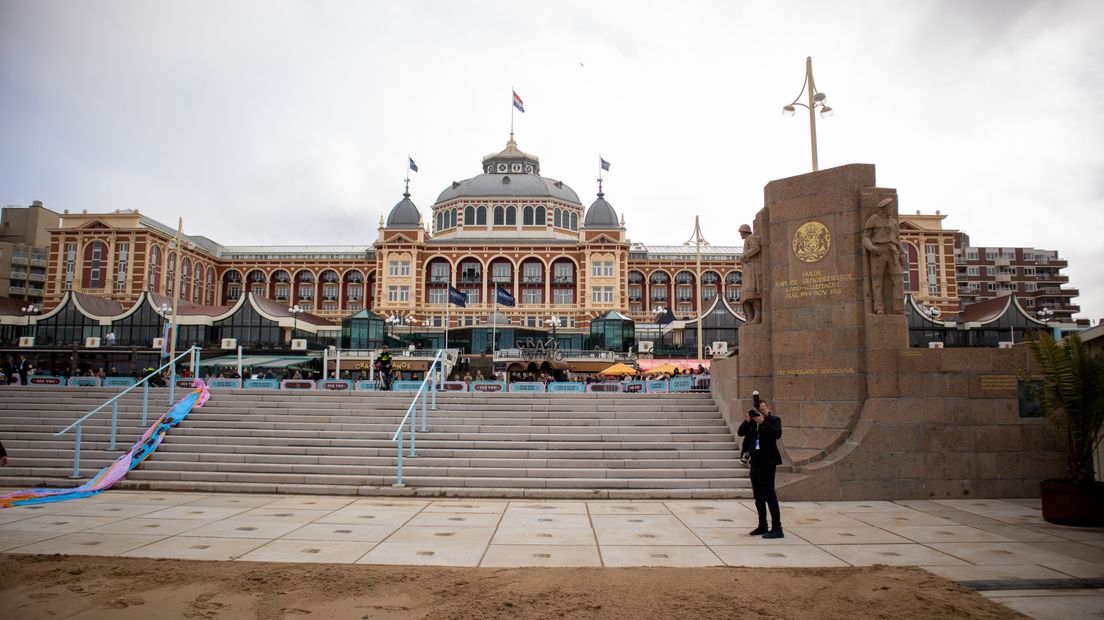 De trap van het Kurhaus naar het strand met rechts het monument Leger en Vloot