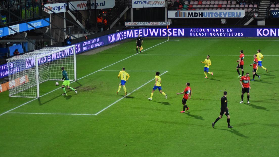NEC heeft vrijdagavond niet kunnen winnen van koploper Cambuur Leeuwarden. In een vrij matig duel wisten de Friezen de overwinning zakelijk over de streep te trekken. Het absolute hoogtepunt was de tweede goal van Mühren, maar daar kunnen de Nijmegenaren niet van genieten na een 0-2 nederlaag in eigen stadion. Daarmee zakt NEC zakt NEC zelfs naar plek 10 op de ranglijst.