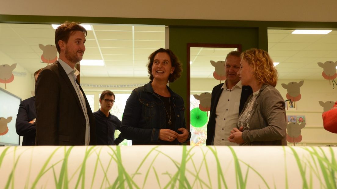Rinda den Besten (l.) is positief over de fusieschool (Rechten: RTV Drenthe/Jeroen Kelderman)