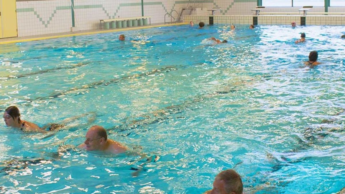 Slecht weer, maar het overdekte zwembad in Oostburg blijft deze zomer