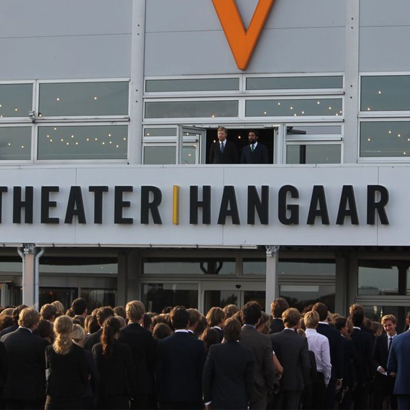 ruim-500-aspirant-leden-minerva-bezoeken-soldaat-van-oranje-omroep-west