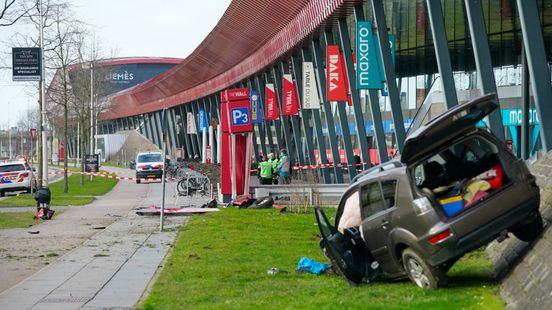 Meerdere gewonden na ernstig ongeluk bij The Wall in Utrecht.
