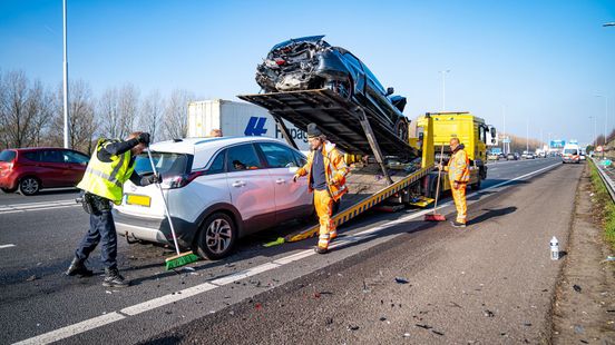 Deur opgeblazen portiek Rosestraat ingetrapt, voordeur woning beklad | Kettingbotsing met drie autos op A16. Deur opgeblazen portiek Rosestraat ingetrapt, voordeur woning beklad | Kettingbotsing met drie autos op A16.