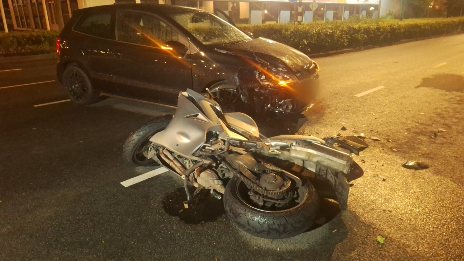 Motorrijder gewond bij ongeval in Goirle, passanten verlenen eerste hulp.