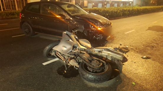 Motorrijder gewond bij ongeval in Goirle, passanten verlenen eerste hulp. Motorrijder gewond bij ongeval in Goirle, passanten verlenen eerste hulp.