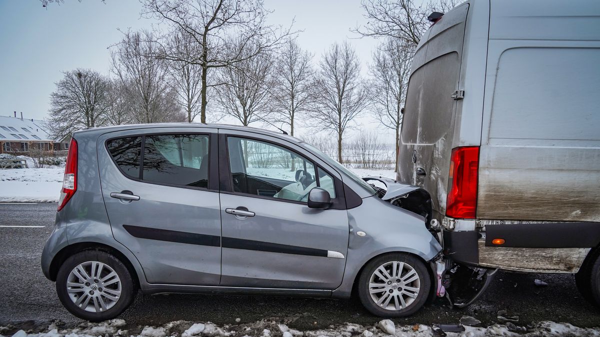 Auto botst op bestelbus in Emmer-Compascuum