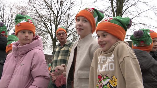 Lize (8) en schoolgenoten trotseren de kou voor goed doel