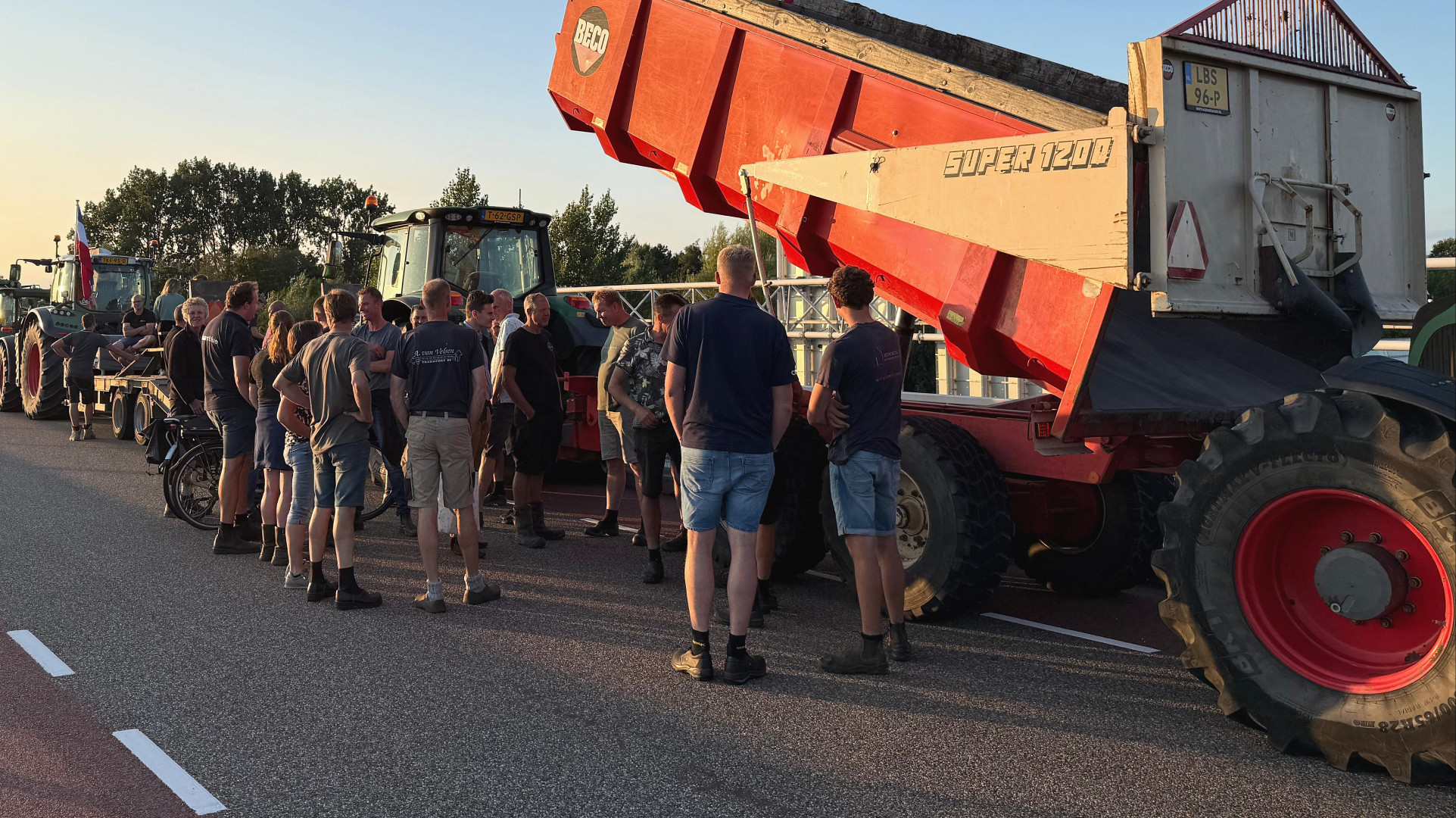 Boerenprotest bij A4, trekkers op viaduct