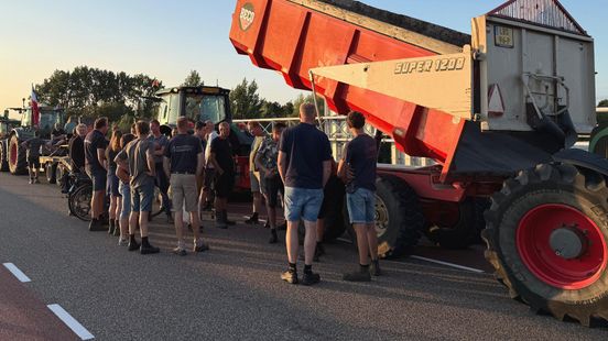 Boerenprotest bij A4, trekkers op viaduct