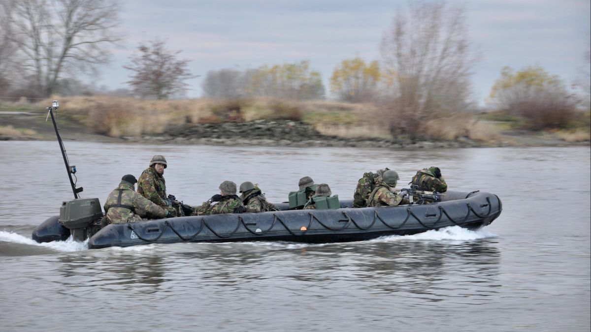 Militairen steken met rubberboten de IJssel over in Welsum