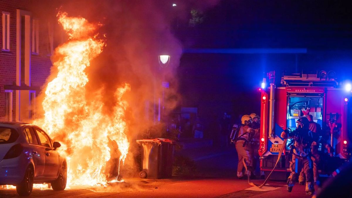 112 Nieuws: Derde keer in korte tijd autobrand aan Frits Drijverstraat in Deventer | Twee voertuigen