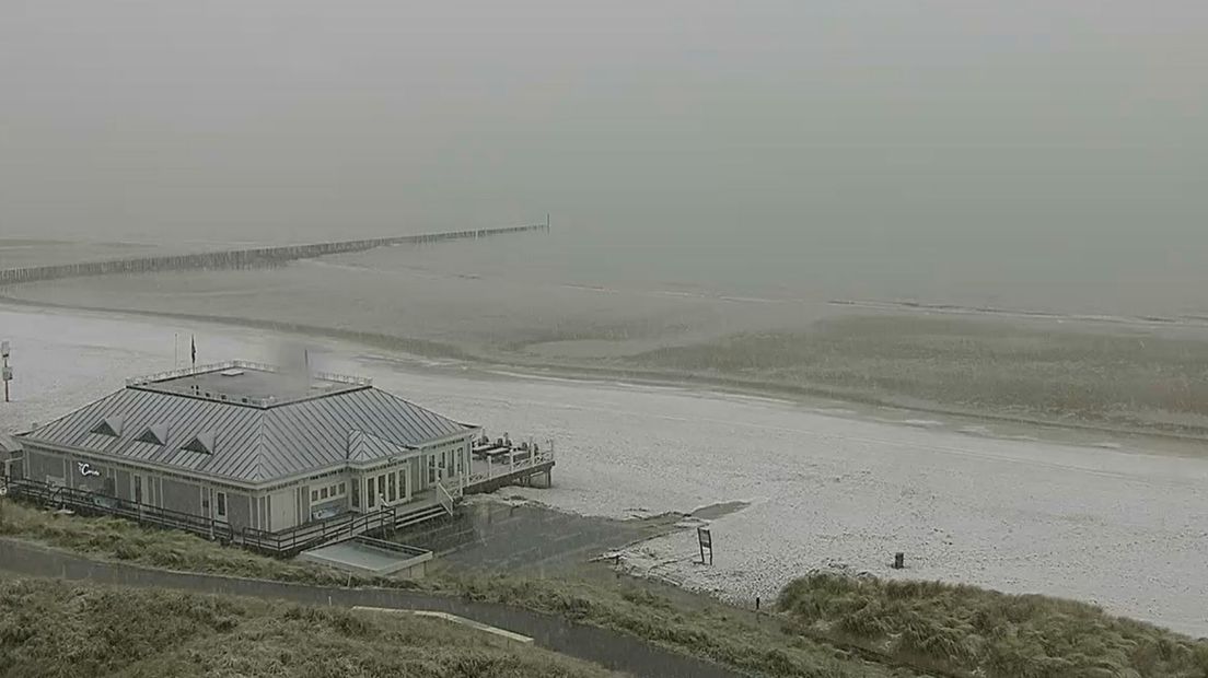 Strand Cadzand-Bad is wit geworden