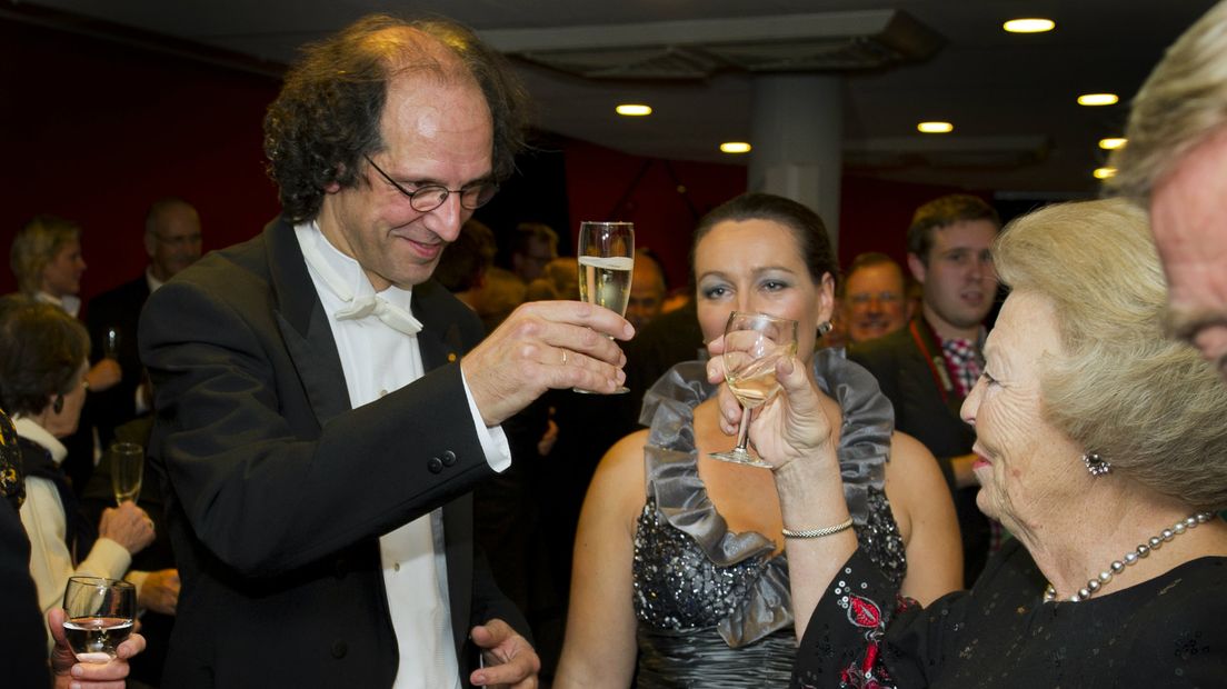 Vermunt in 2012 met de toenmalige koningin Beatrix, na het jubileumconcert van de Residentie Bach Ensembles