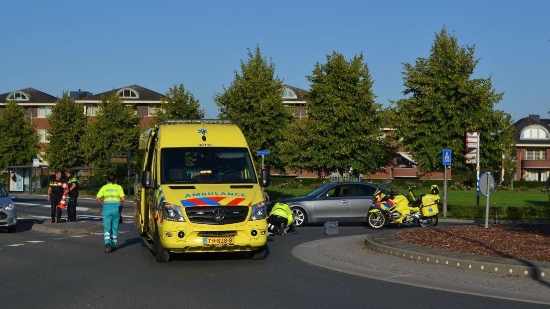 Bij een ongeval in het centrum van Bemmel is zaterdagochtend een fietsster gewond geraakt. De vrouw fietste op een e-bike en werd op een rotonde aangereden door een auto.