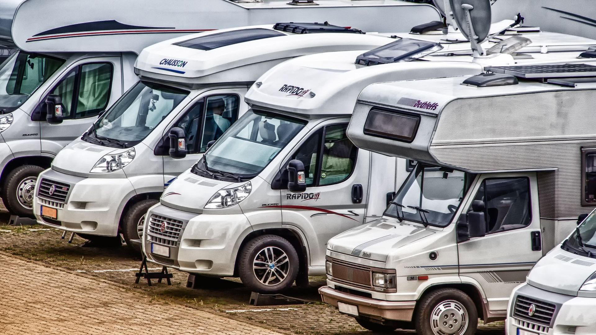 Een caravan of camper stallen is tegenwoordig lastig door het tekort aan stallingsplekken.