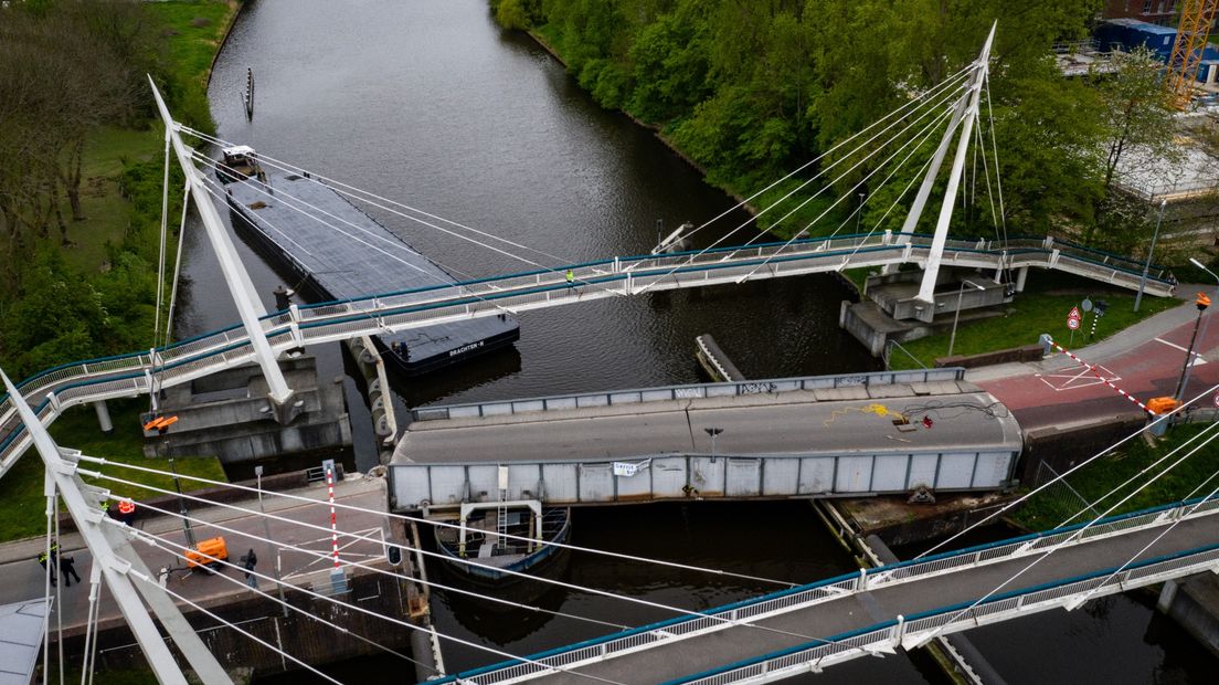 De aangevaren Gerrit Krolbrug vanuit de lucht