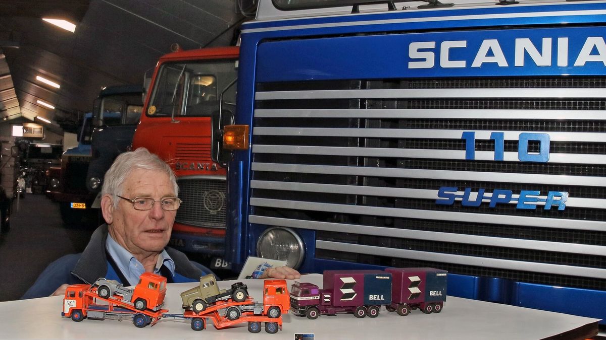 Gestolen modelvrachtwagentjes na 31 jaar terug bij eigenaar in IJhorst