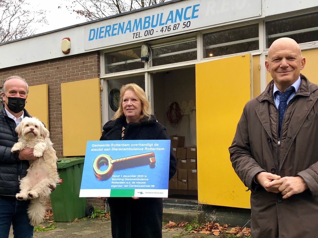 Symbolische sleuteloverdracht dierenambulance Rotterdam