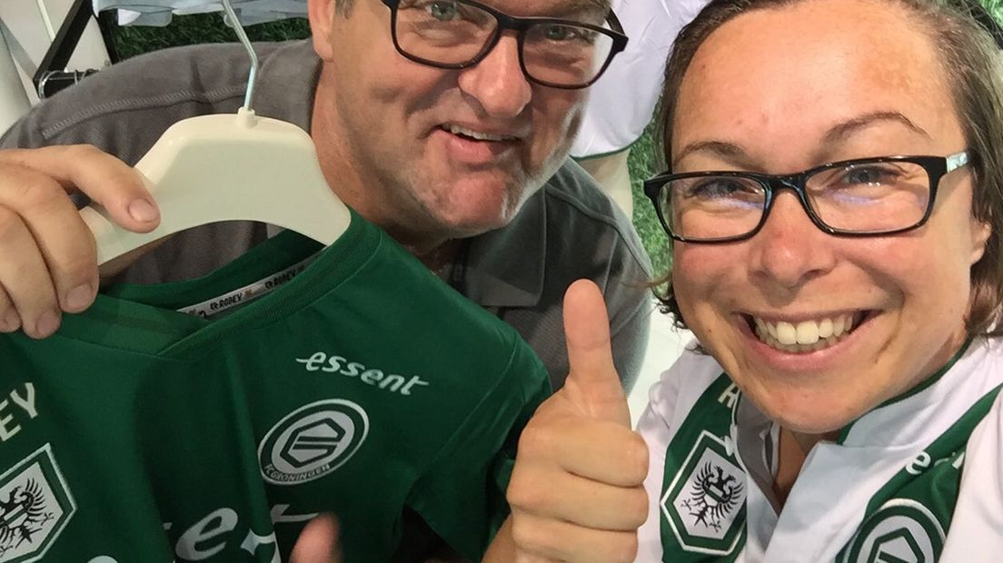 Verslaggeefster Suzanne Stoppels in de fanshop met de nieuwe shirts