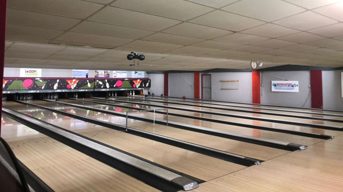 De bowlingbanen liggen er verlaten bij