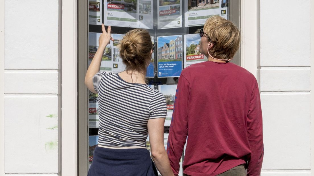 Twa minsken besjogge it wenningoanbod op 'e Jouwer en omkriten