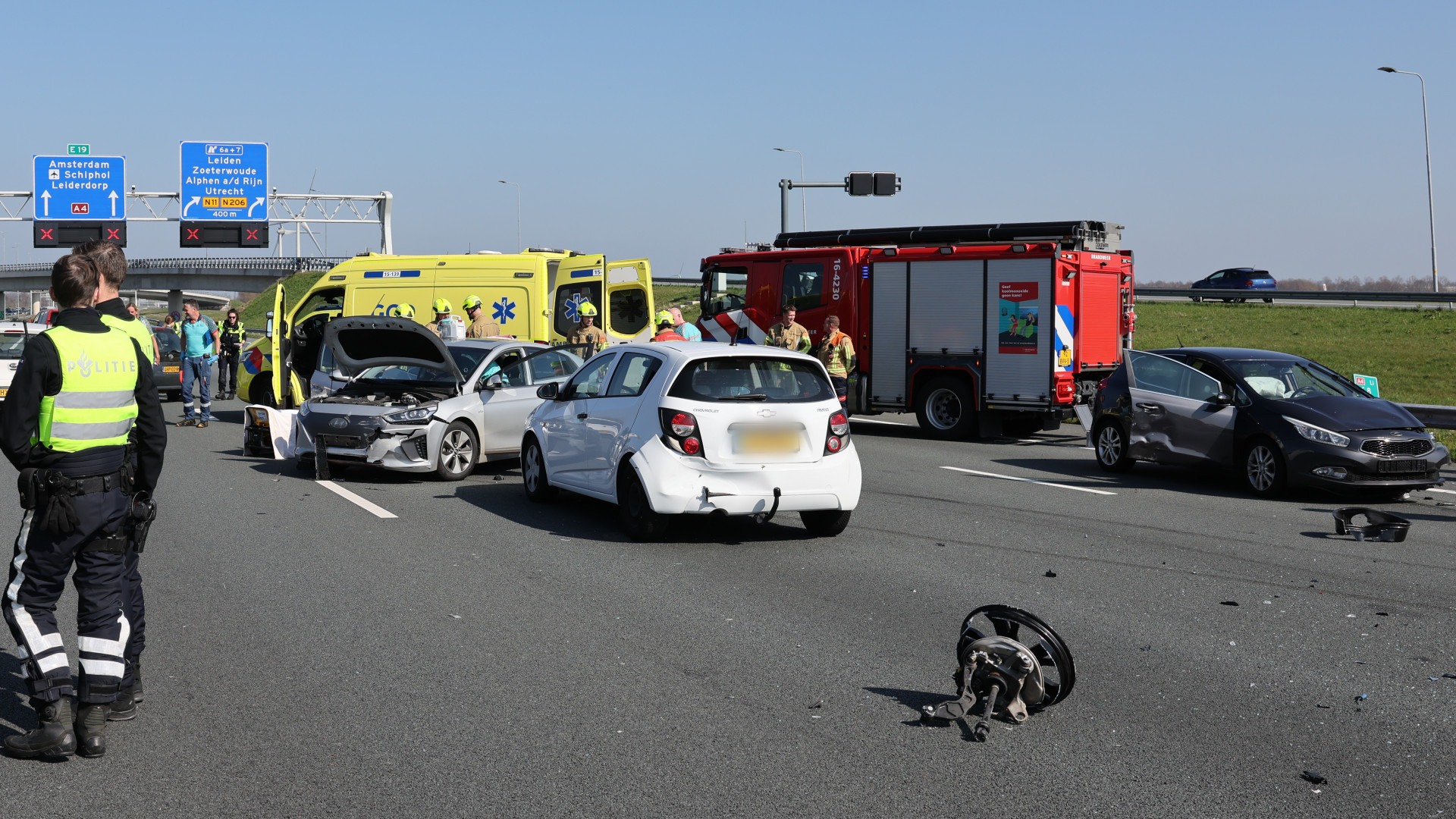 A4 nog uren dicht na ongeluk met zes autos.