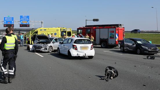 A4 nog uren dicht na ongeluk met zes autos. A4 nog uren dicht na ongeluk met zes autos.