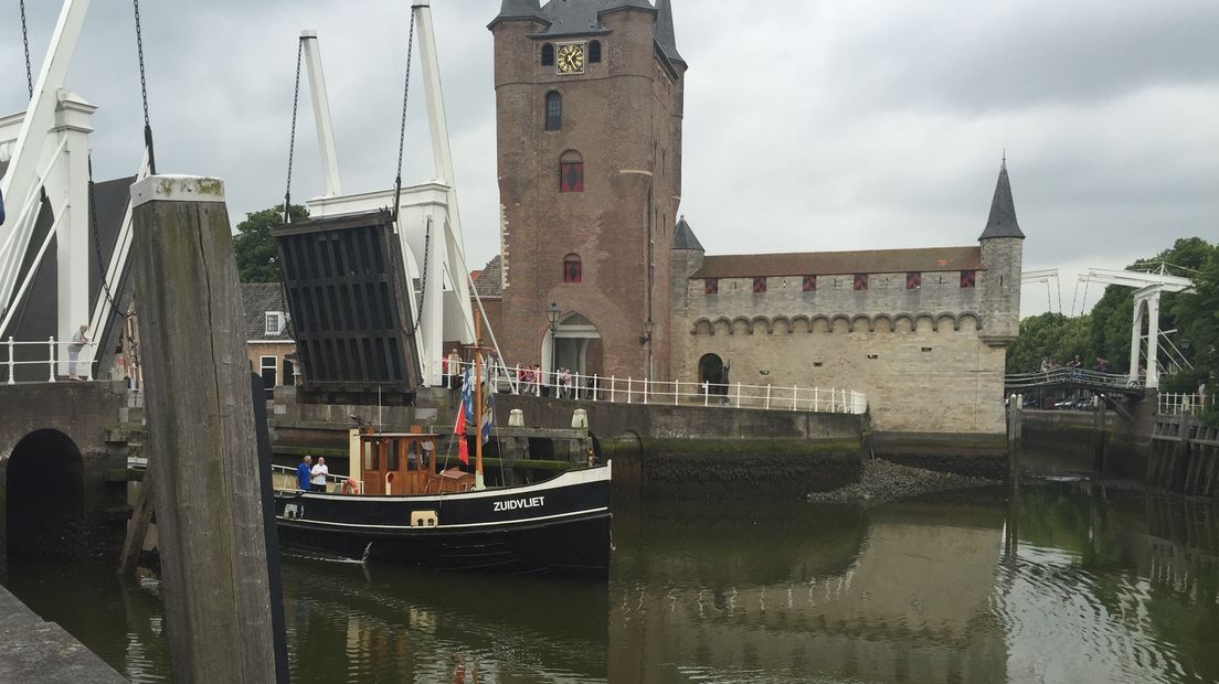 Zuidvliet vaart de binnenhaven van Zierikzee binnen