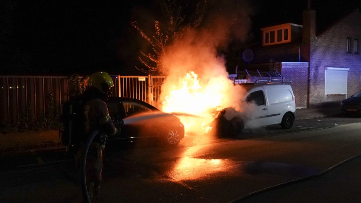Geparkeerde bestelbus vliegt in brand in Dordrecht