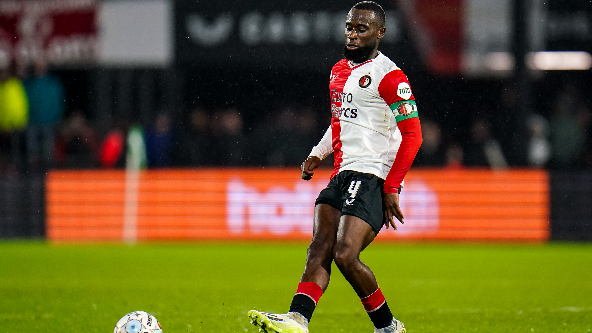 Lutsharel Geertruida als aanvoerder van Feyenoord in het seizoen 23/24.