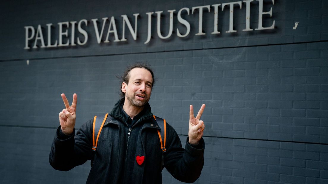 Willem Engel van Viruswaarheid bij het Paleis van Justitie in Den Haag
