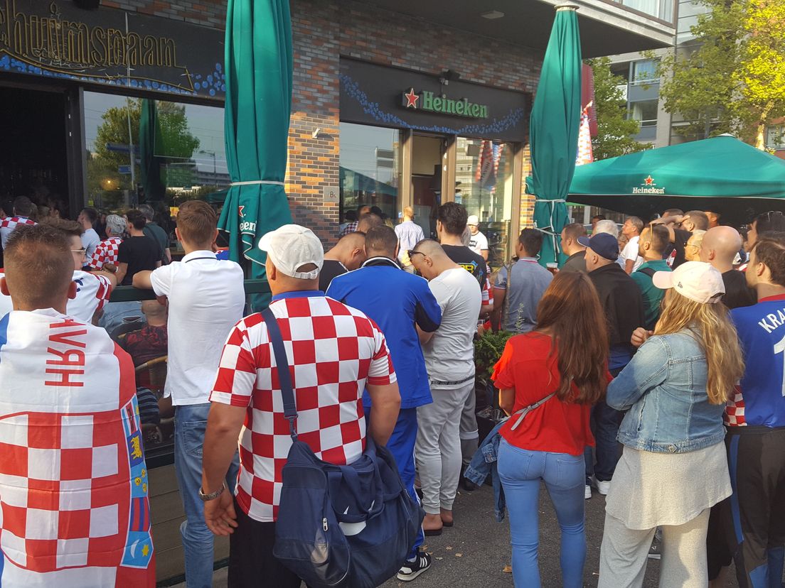 Kroaten uit heel Nederland kijken in Rotterdam de halve finale tegen Engeland