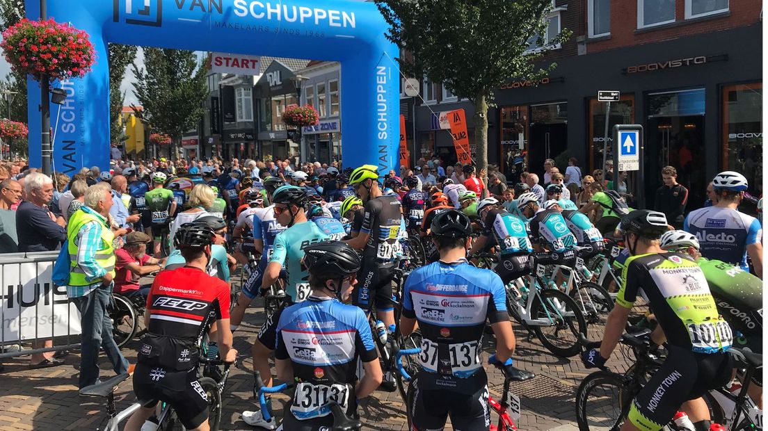 Het peloton voor de start in Veenendaal